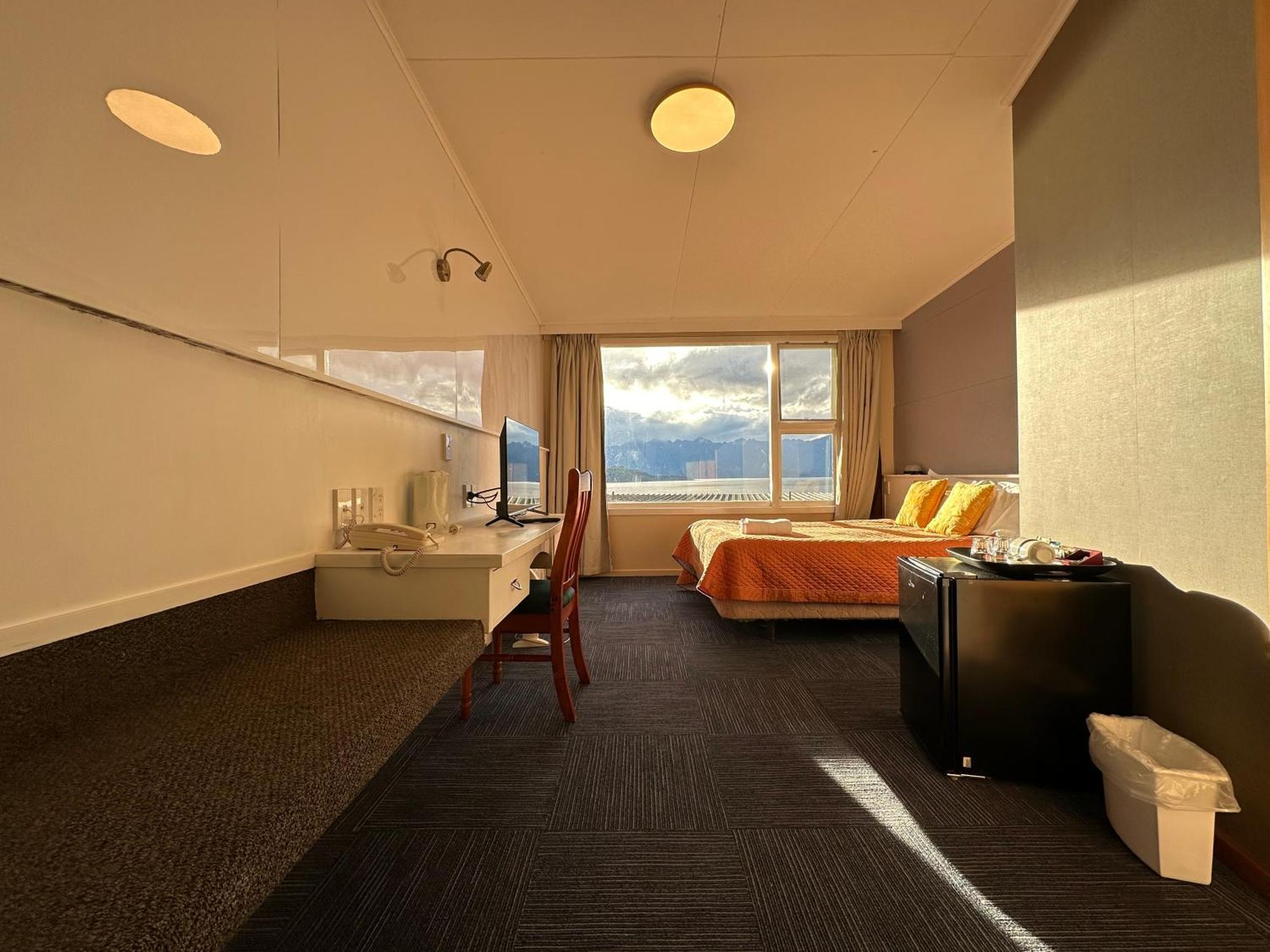 Te Anau Manapouri Lake Hotel Екстер'єр фото