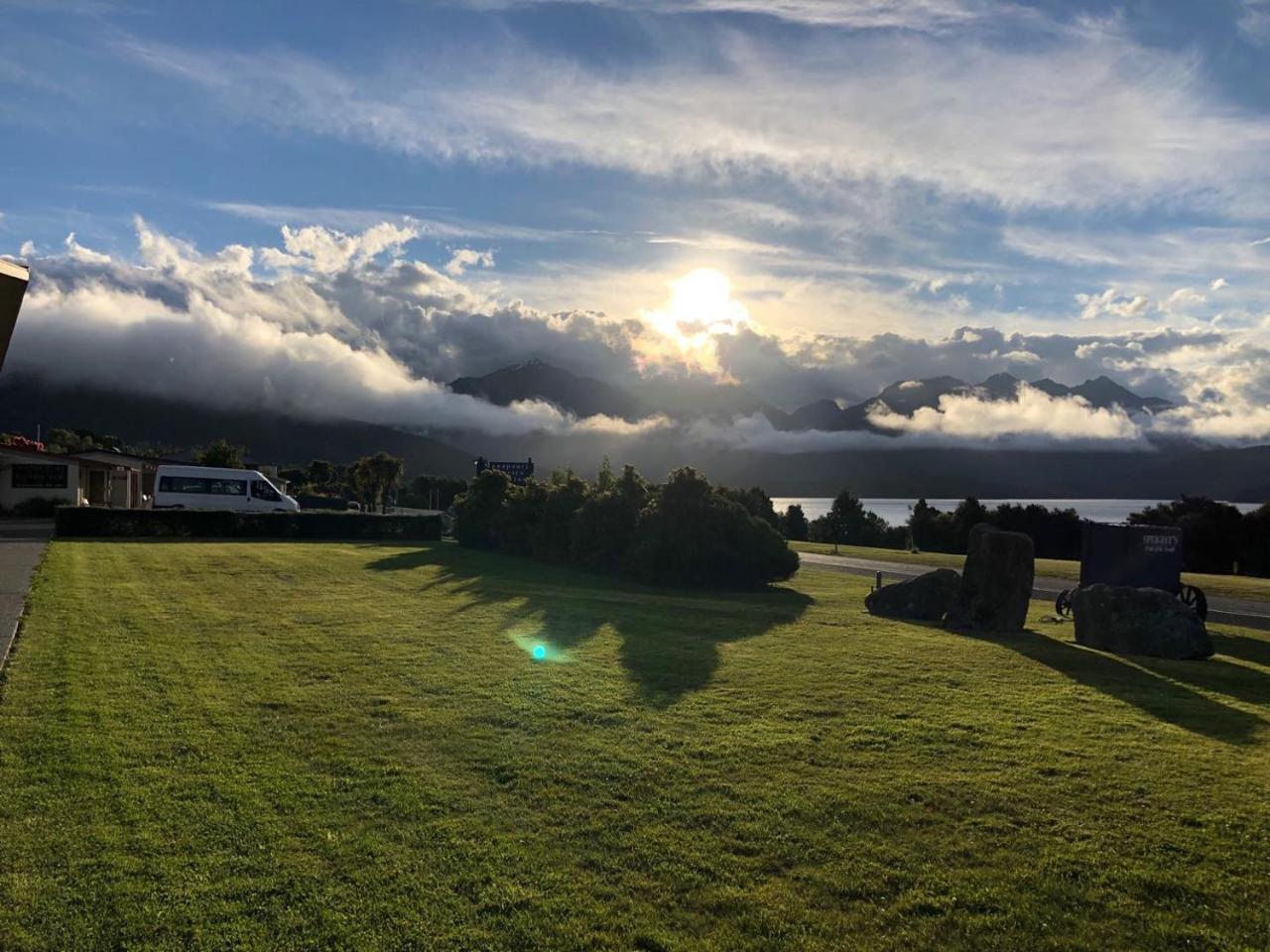 Te Anau Manapouri Lake Hotel Екстер'єр фото
