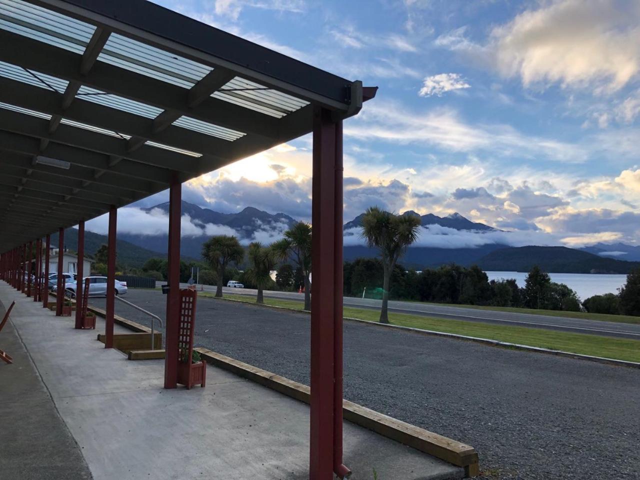 Te Anau Manapouri Lake Hotel Екстер'єр фото