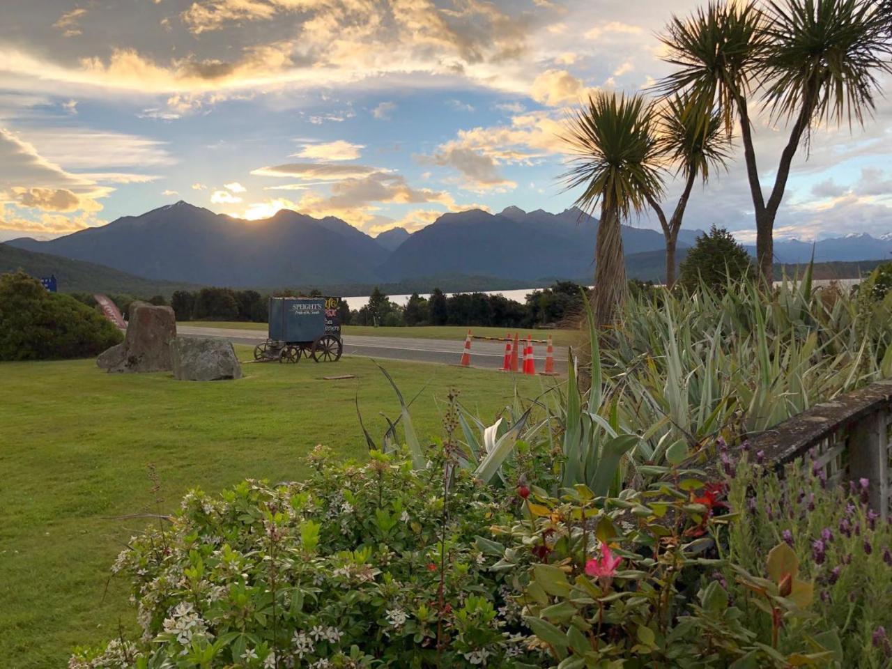 Te Anau Manapouri Lake Hotel Екстер'єр фото