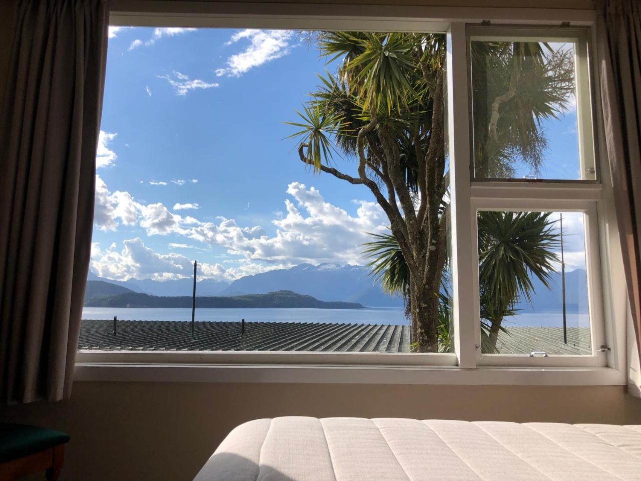 Te Anau Manapouri Lake Hotel Екстер'єр фото