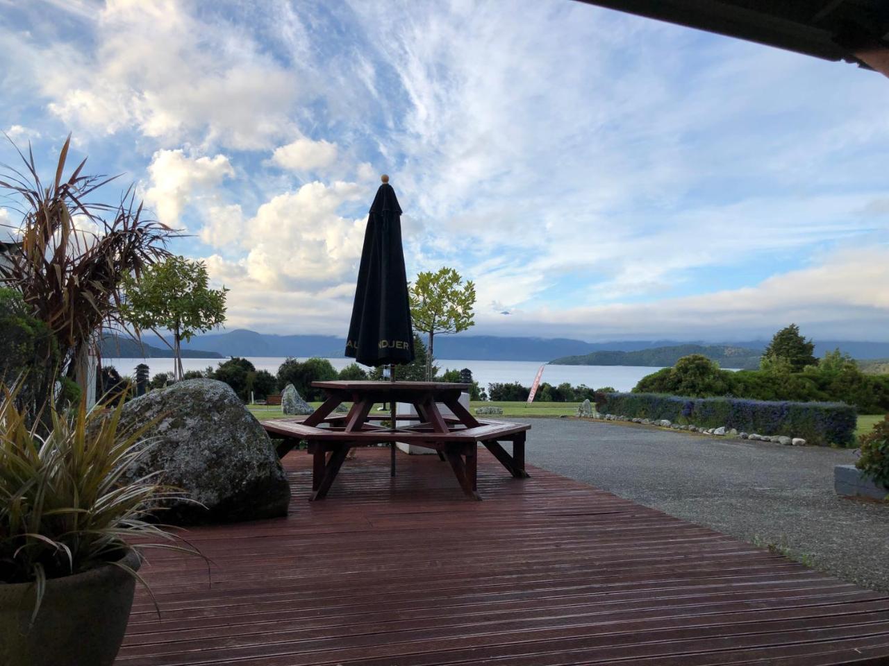 Te Anau Manapouri Lake Hotel Екстер'єр фото