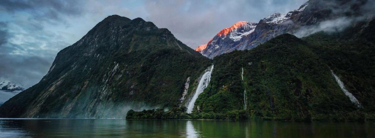 Te Anau Manapouri Lake Hotel Екстер'єр фото