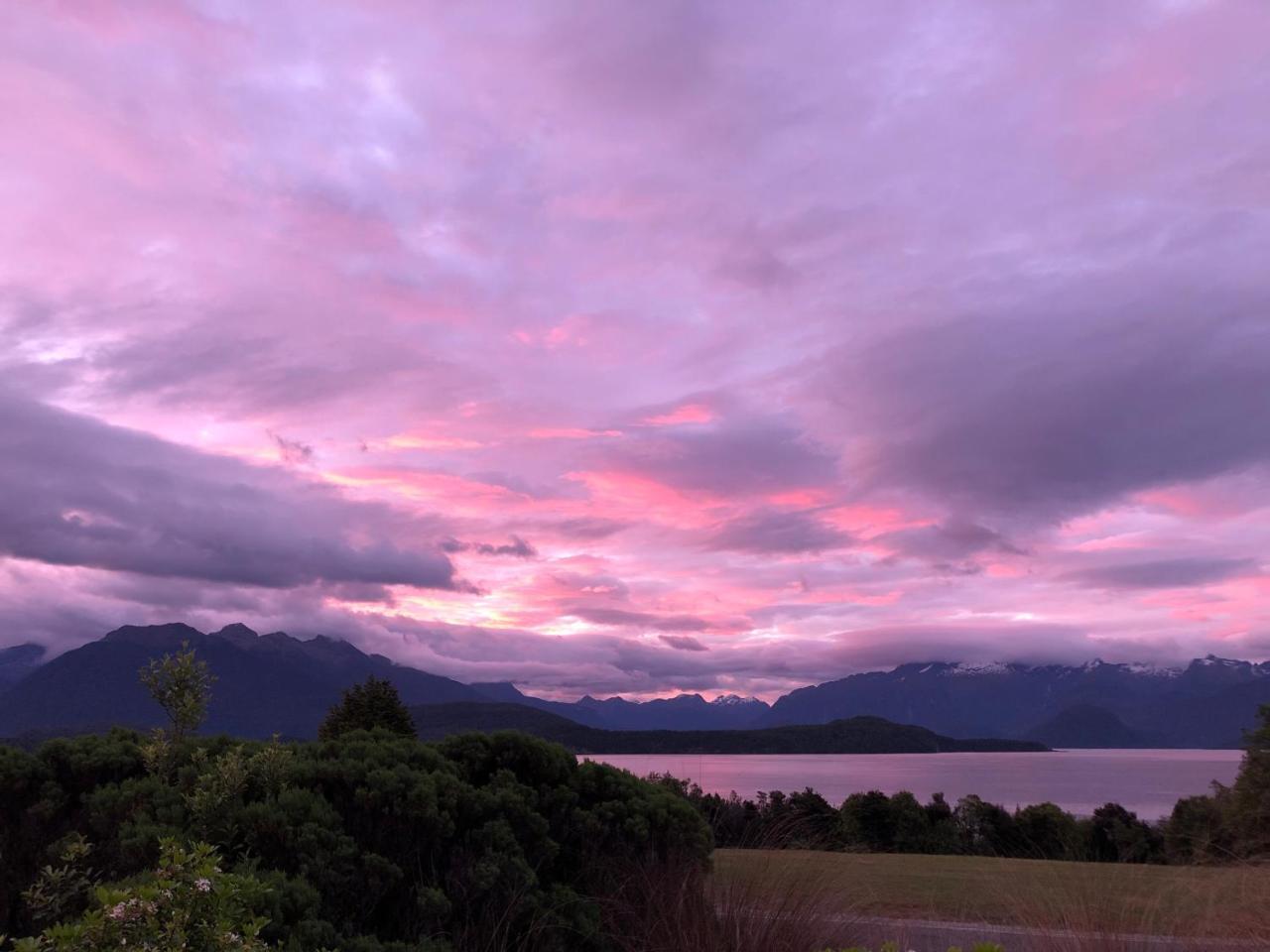 Te Anau Manapouri Lake Hotel Екстер'єр фото